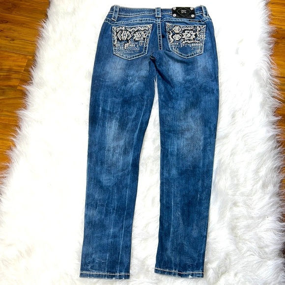 Miss Me jeans size 26 with glittering beads in the back of the jeans - Picture 5 of 11